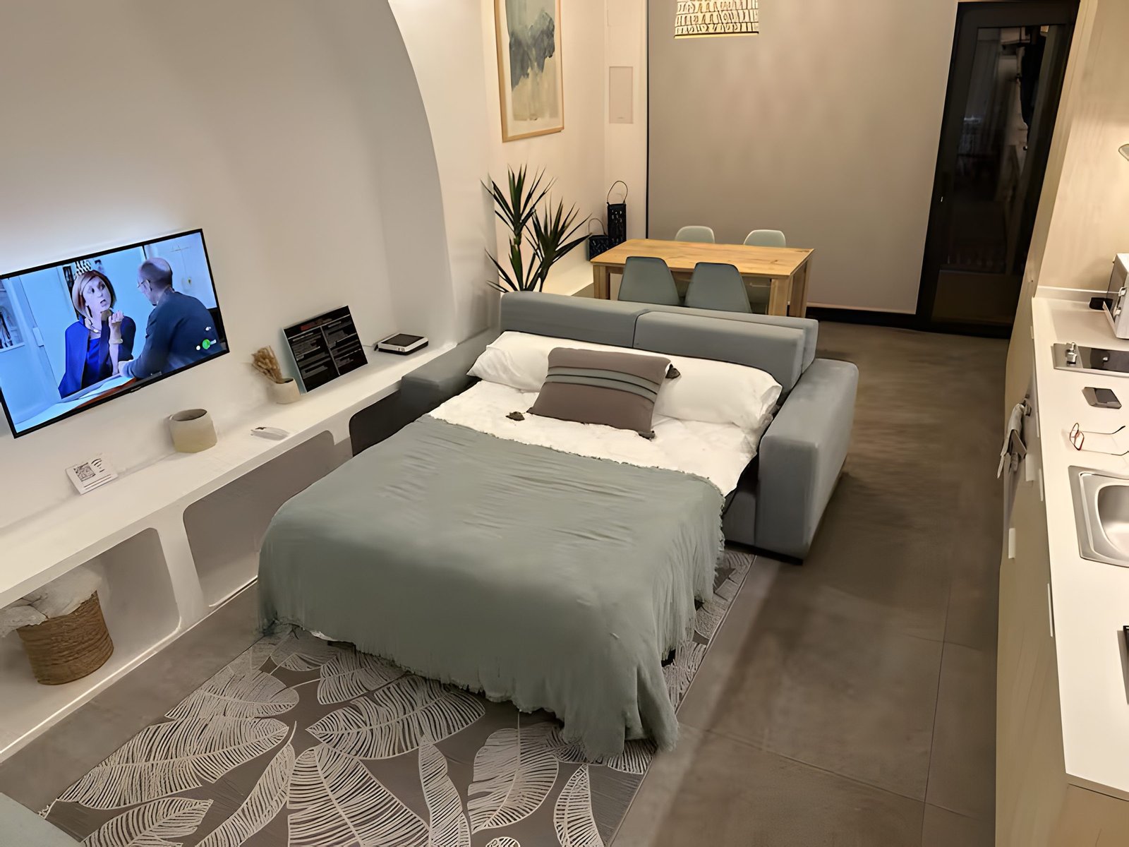 Sofá cama abierto en el salón, listo para dormir